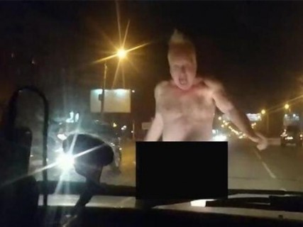 夜、裸の男が女の子の車に入っていった。その後の、女の子の画像…（1枚）