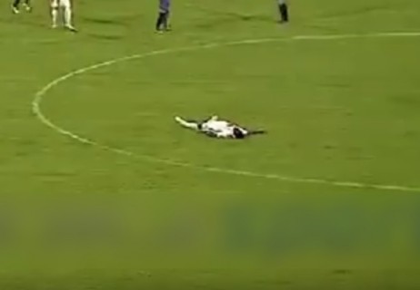 サッカーの試合中に選手が突然死亡、の動画がめっちゃ怖い