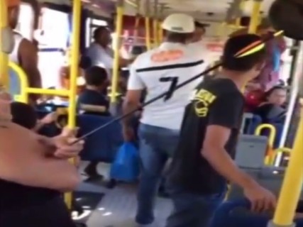 バスに乗ってる女性の腕に ”ヤバいもの” が突き刺さってると話題の映像