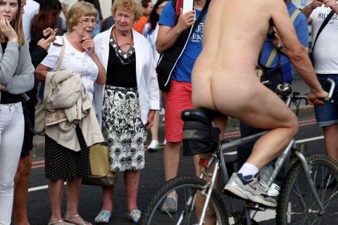 【画像】イギリスで行われた ”全裸自転車大会” の様子が酷すぎる