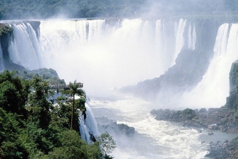 世界最大の滝、イグアスの滝、”悪魔の喉笛” からの飛び降り自殺映像