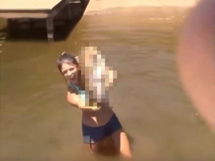 【動画】水に潜った女の子、”とんでもない生き物” を捕まえて出てくる