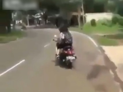 女子高生がバイク運転した結果・・・（動画）