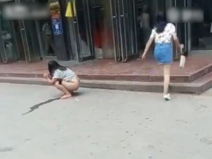 野外で下半身丸出しにしておしっこをしている女性が撮影される（動画）