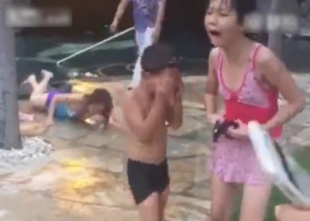 【動画】中国のプールが怖すぎる。女性の叫び声が聞こえたと思ったら・・・