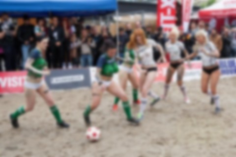 【画像】ユーロ2016の裏でポルノ女優たちの裸サッカー大会・・・