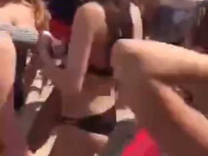 【動画】海水浴場でケンカしておっぱい丸出しになる女の子…