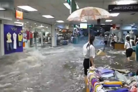 豪雨の後の信じられないショッピング・モールの様子をご覧ください…（動画）