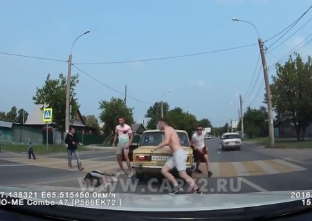 【動画】危険運転の車に注意した歩行者 ⇒ 車から出てきたのは ”ヤバい奴ら” だった…