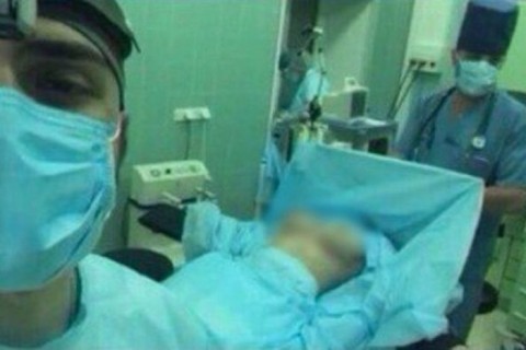【画像】医者が全身麻酔で手術中の女の子のおっぱい晒しちゃダメだろ・・・