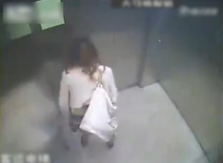 【動画】エレベーターの中でパンツを下ろした女性 ⇒ これから何が起こるか