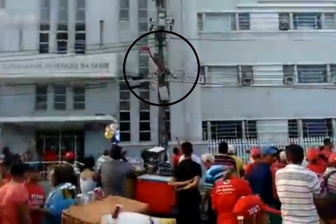 【閲覧注意】街中のデモ活動で調子に乗って電柱に上ったヤツの末路・・・