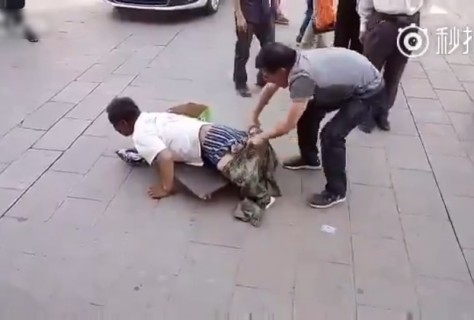 【動画】中国で足がない物乞いの服脱がした結果・・・