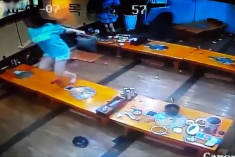 韓国のレストランに人殺せるレベルの巨大イノシシが乱入した結果・・・（動画）