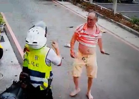 【閲覧注意】違反切符を1日2回切られた男が警察にマジ切れする動画が「ヤバすぎる」と話題に