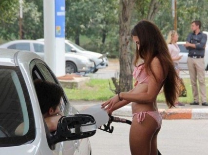 ロシアのガソリンスタンドに来る女の子たちがエロすぎると話題に！