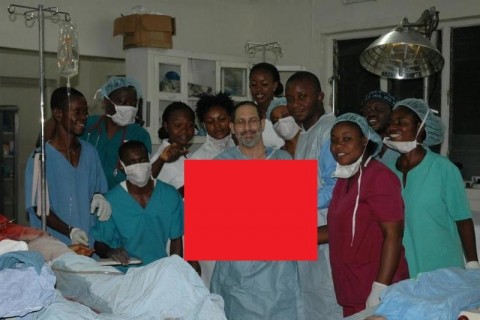 【閲覧注意】ナイジェリアの医者の ”記念写真” が怖すぎる