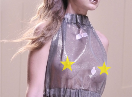 スーパーモデルがファッションショーで ”乳首透ける服” を着た結果…（画像）