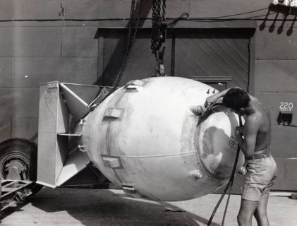 アメリカが広島と長崎に落とした原爆を ”準備” してる時の画像