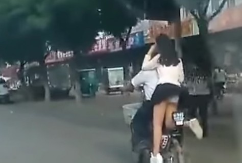 【動画】彼氏とバイクで2ケツしてる女のパンティーが見えまくっててエロいと話題に