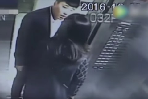 エレベーターでタバコを吸う中国人男を注意した女性はこうなる