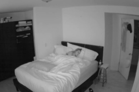 家が何かおかしい ⇒ 女の子が自宅の寝室に監視カメラを仕掛けた結果・・・（動画）