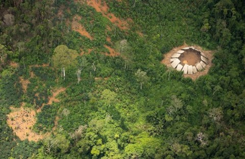 アマゾンのジャングルで文明と未接触の新たな原住民を発見