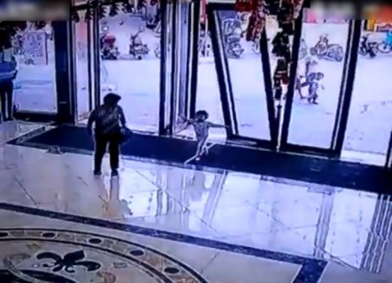 中国のガラス扉、小さな女の子をぺしゃんこにする…（動画）