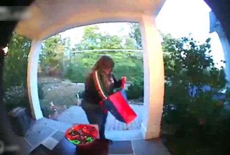 【動画】ハロウィンで近所の子供たち用のお菓子を玄関前にセット ⇒ そこに1人のデブ女が現れ…