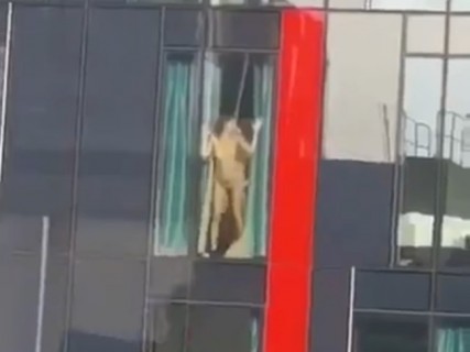 【動画】凄い所で全裸でセ○クスしてるカップルがいる！