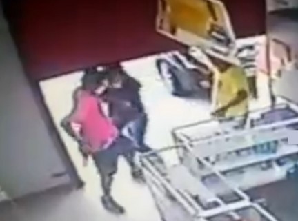 【動画】非番の女性警察官、たまたま居合わせた強盗を一瞬で殺す