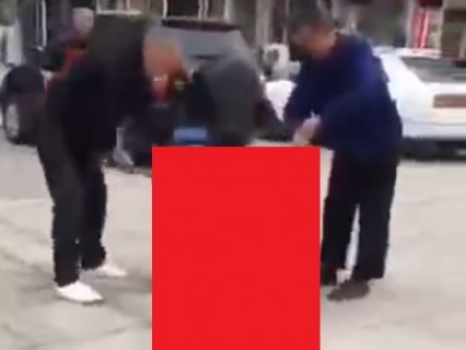 【閲覧注意】中国人、街中で恐ろしい事をやる・・・（動画）