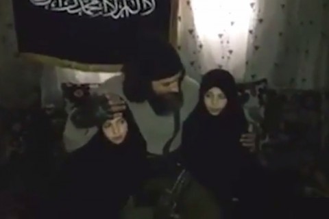 ISIS、7歳と9歳の女の子に「マジでありえない事」をさせる…（動画）