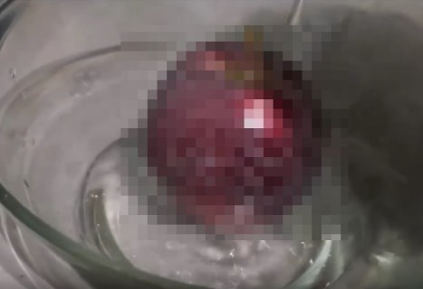 スーパーのリンゴの「皮」を食べてはいけない理由 ⇒ お湯をかけたら…（動画）