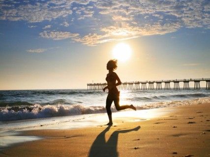 【閲覧注意】オーストラリアのビーチを裸足でジョギングした結果・・・女の子の足がヤバい事に