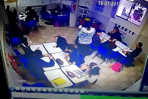 【動画】メキシコの中学生、授業中に銃を乱射し先生やクラスメートを半殺しに。3人が重傷、1人が死亡