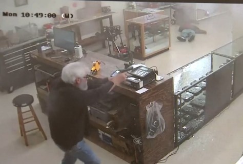 【動画】アメリカで銃のお店に強盗に入った男の末路・・・