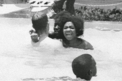 アメリカの ”黒人差別” が酷い。黒人がプールに入っているので、プールに ”酸” を注いでいる1枚の写真