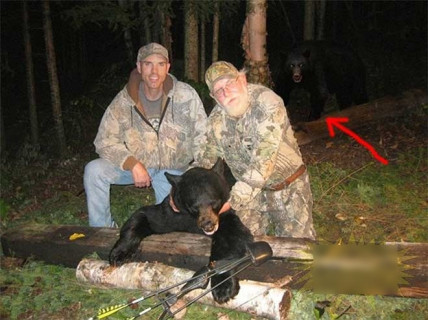 【動画】野生の熊を撃ち殺したと思ったハンター。すぐに近付いてはいけなかった…