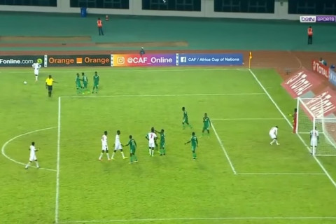 【動画】サッカーのセネガル代表、試合中に「黒魔術を使用する」という史上初の珍事を起こす