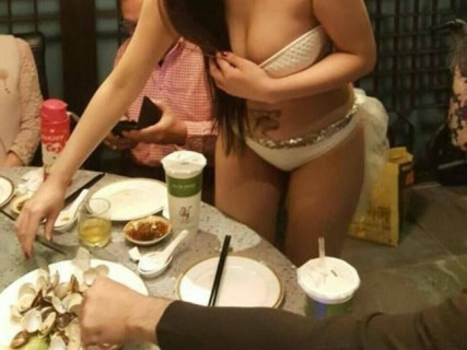 台湾のレストラン「女性店員が脱げば脱ぐほど人が集まるな！」⇒ 結果…（画像）