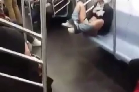 【動画】電車内で思いっきりオ●ニーしてる女が撮影される…
