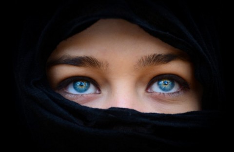 死刑 or レ●プ。イスラムの国でエロい女が肌を露出して歩いたらこうなる動画