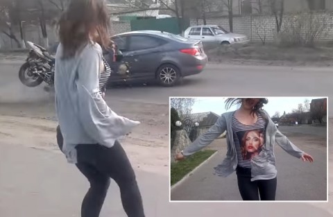 【動画】道路脇で女の子がセクシーダンスを踊った結果、物凄い交通事故が発生・・・