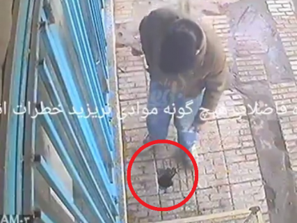 【動画】道路にある ”謎の穴” にタバコをポイ捨てした男、史上最悪の罰が当たる…