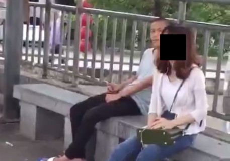 世界一キチガイだと言われてるオ●ニー映像。公園のベンチに座ってる若い女性の隣で…