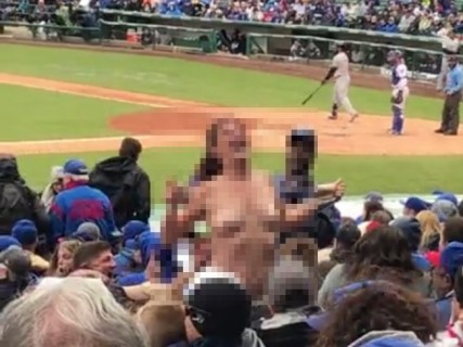 【動画】この前の野球で試合中おっぱいを丸出しにした女、ネットに晒される・・・