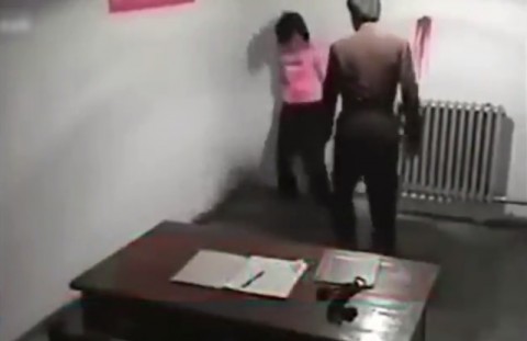 北朝鮮の ”女性への尋問” の映像が流出。マジでめちゃくちゃにヤラれてる…（動画）