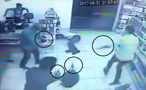 【動画】強盗、”店にいる全員が銃を持っている” コンビニを襲撃してしまい即死…