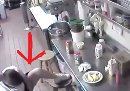 【動画】レストランの厨房で女性従業員が ”性器に挿入したソーセージ” を客に運ぶ様子が流出、問題に